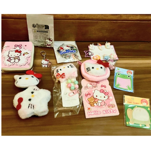 HELLO KITTY ASST OF COSMETIC BAG,JEWELRY, NOTEBOOKS, COIN PURSES, HAIR CLIPS ETC - Picture 2 of 7